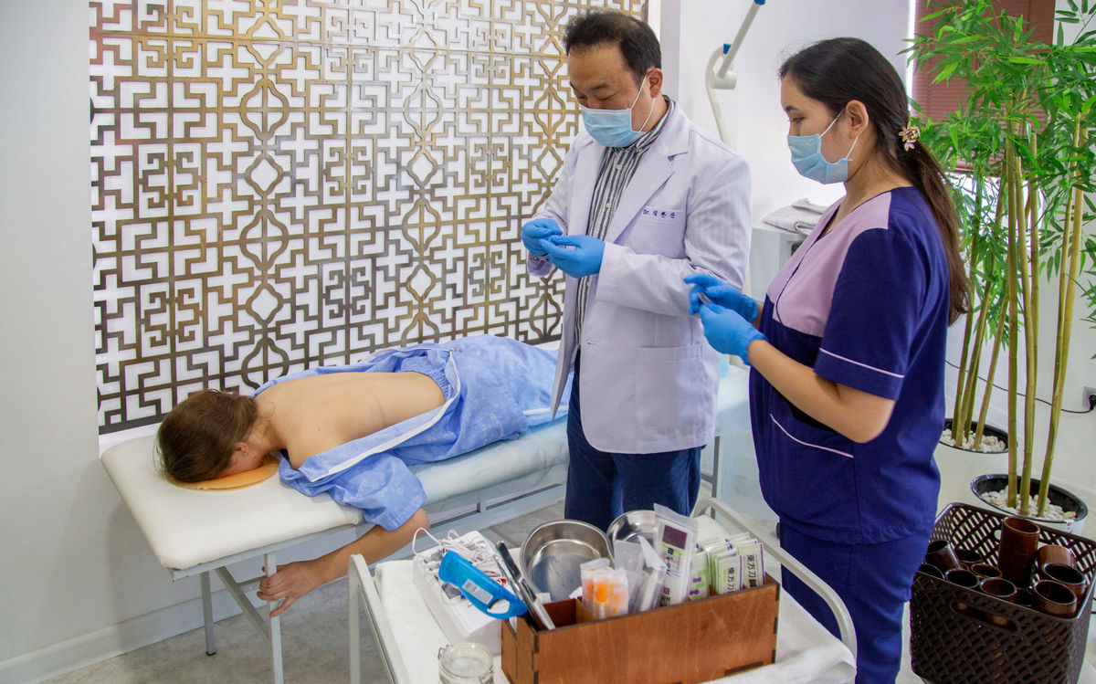 Доктор Ким проводит процедуру в Kim’s Clinic